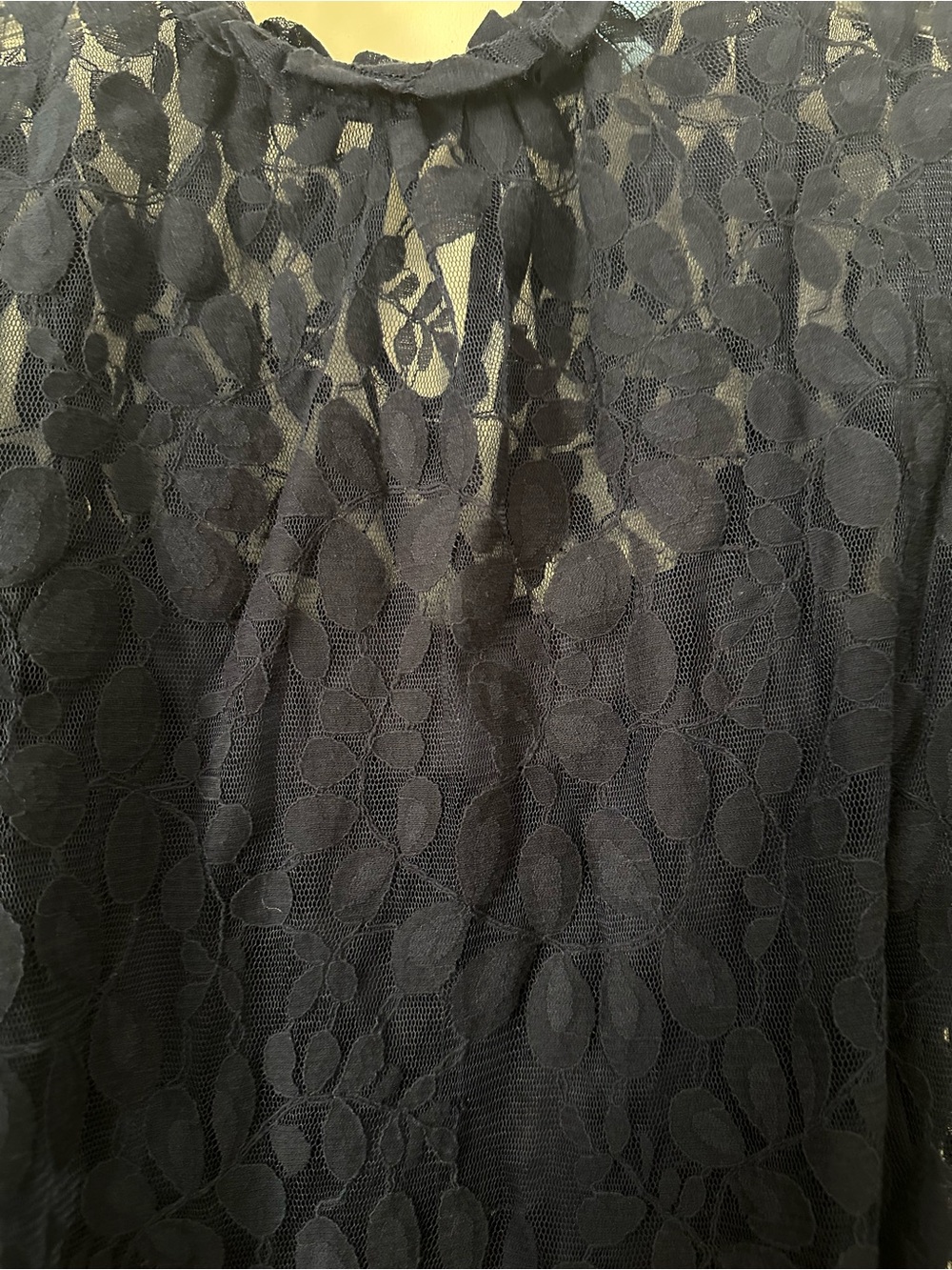 Pretty Navy Floral Lace Short-Sleeve Blouse. Formal or casual. Size medium - Picture 2 of 5